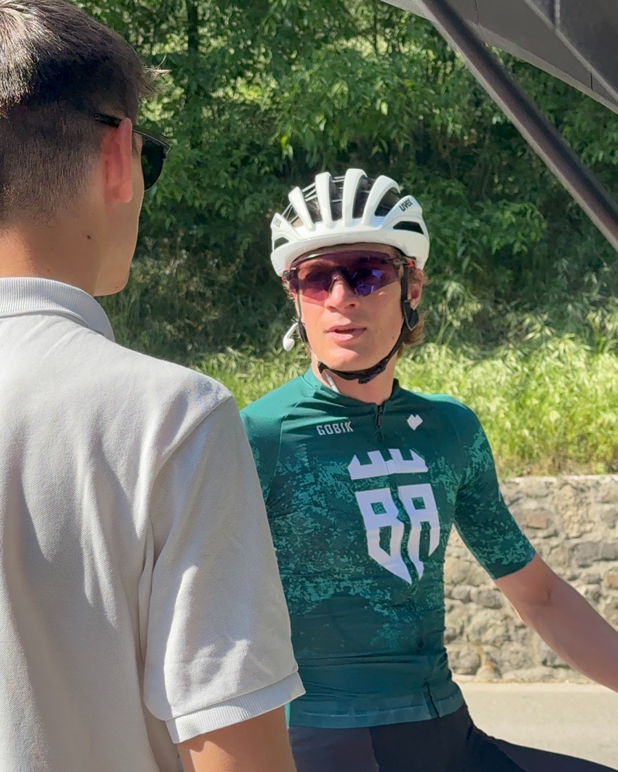 Lorenzo Elipanni parla con un'atleta a bordo strada durante un'uscita di verifica