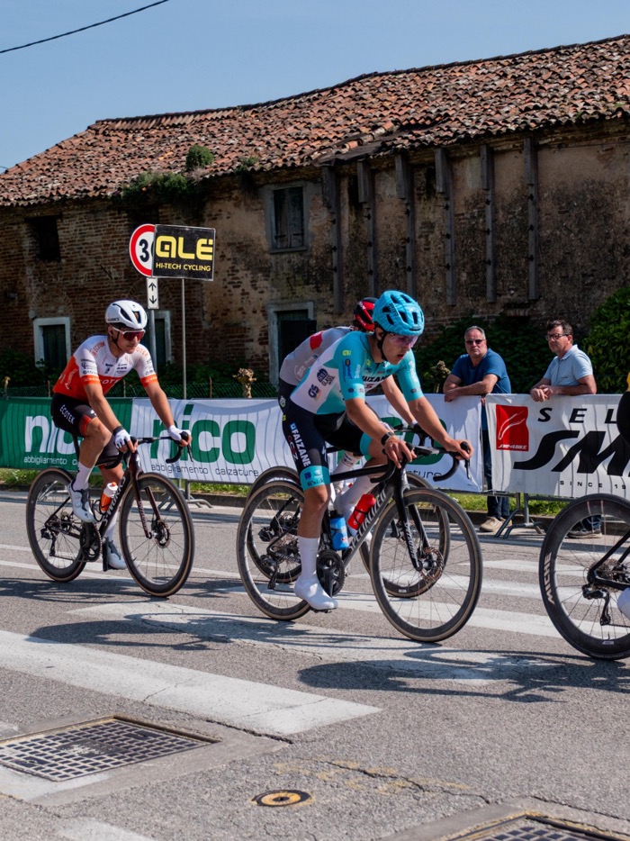 Atleta in gara nel gruppo su strada