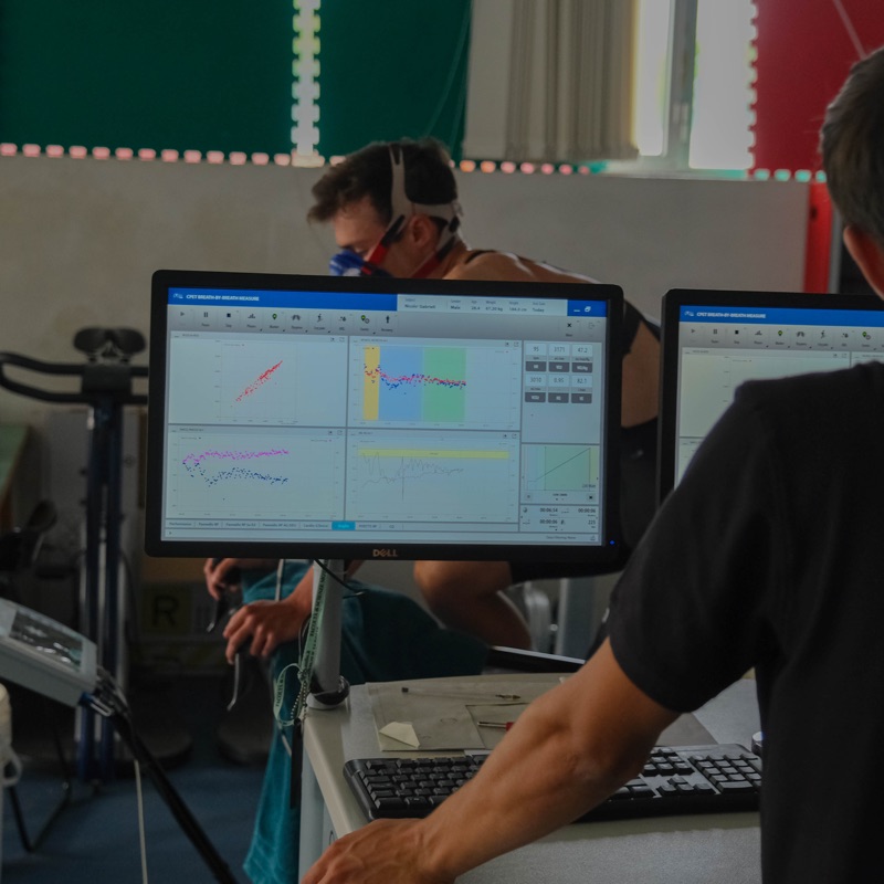 Il coach segue le curve del test sui monitor della postazione di analisi