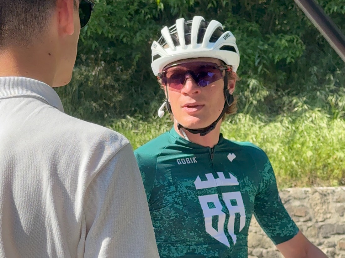 Lorenzo Elipanni durante un confronto con un'atleta a bordo strada