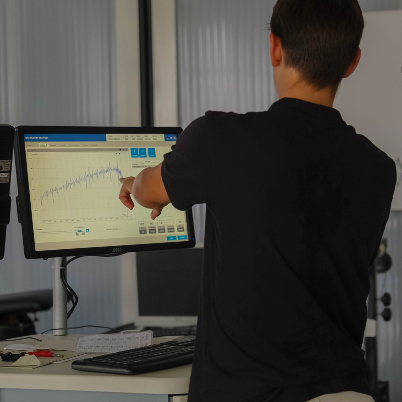 Il coach spiega all'atleta le curve del test sul monitor della postazione di analisi