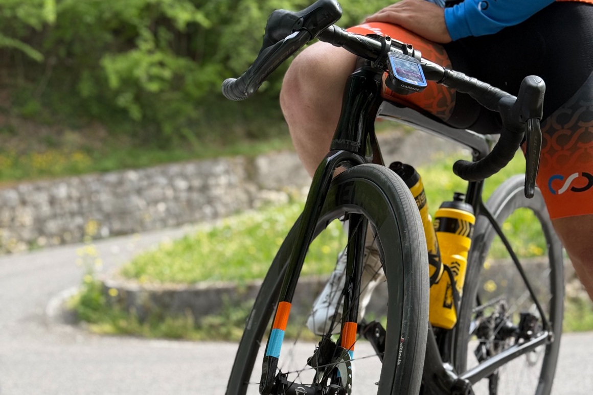 Dettaglio di un ciclista in salita su strada di montagna