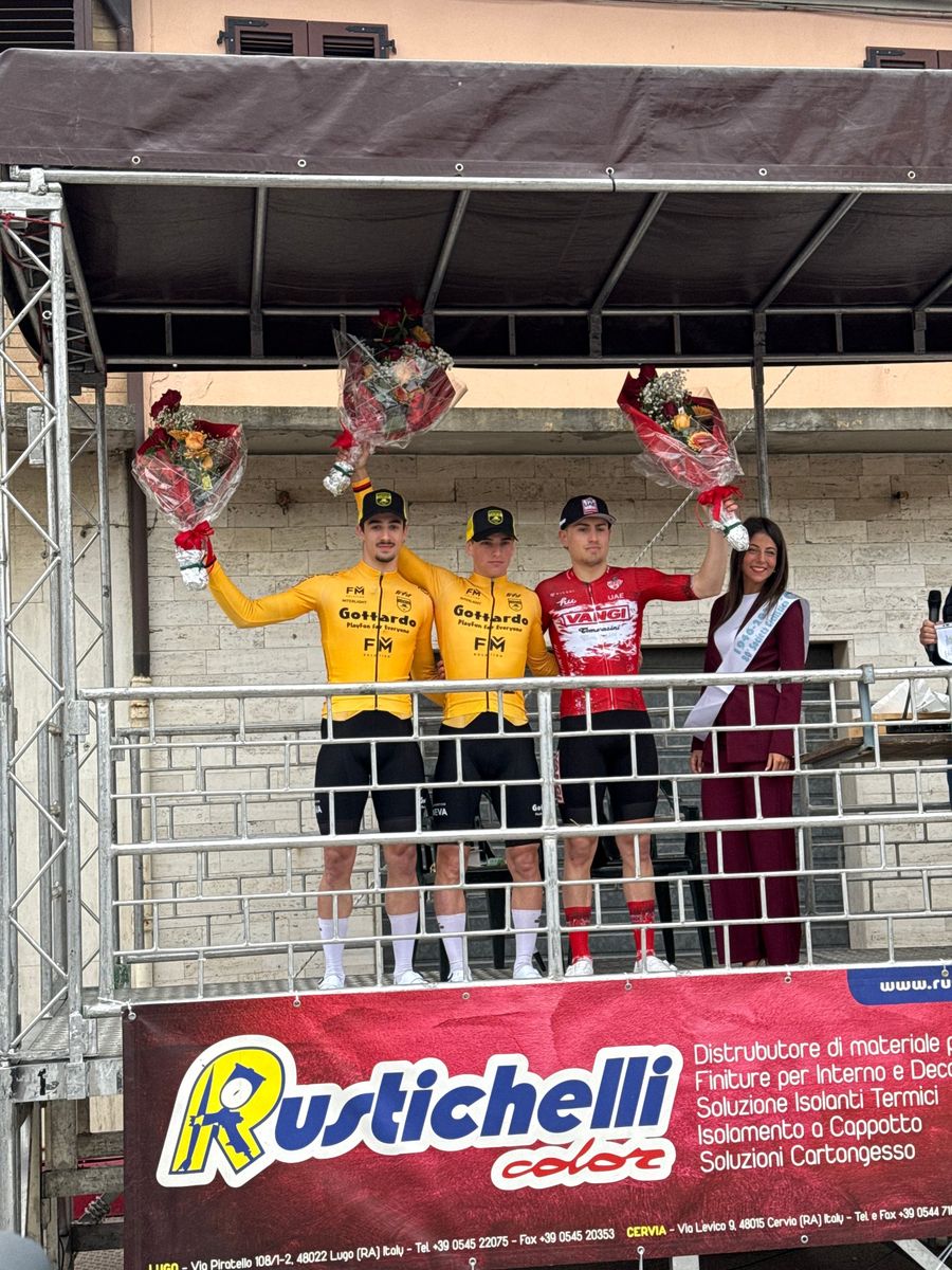 Podio con due atleti in maglia gialla Gottardo e uno in maglia rossa