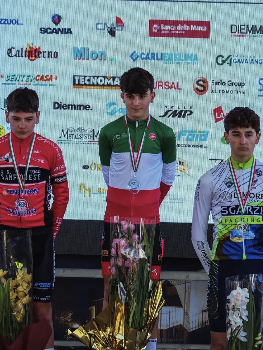 Podio con il campione italiano in maglia tricolore tra due giovani atleti