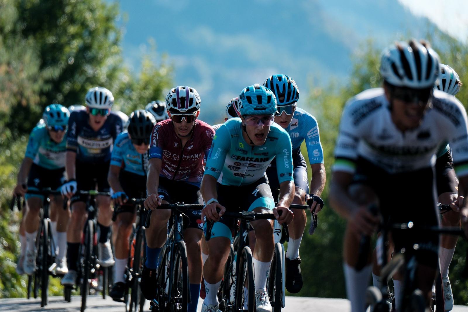 Atleta in maglia gialla in piena velocità, sfondo sfocato dal movimento