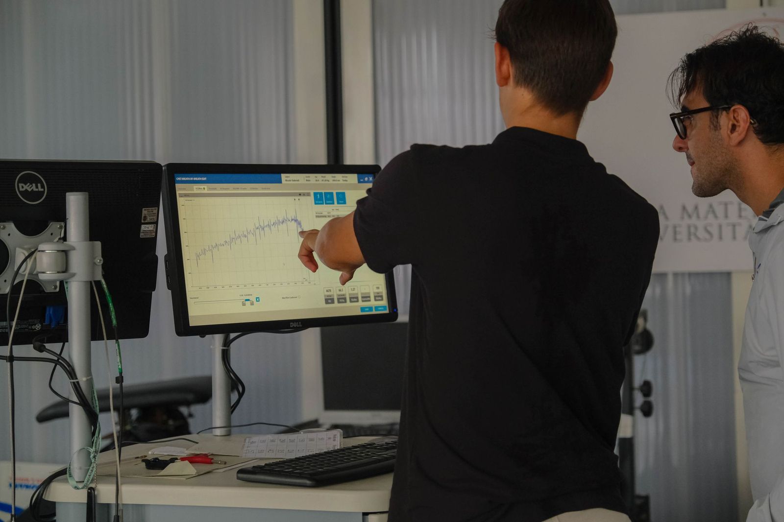 Lorenzo Elipanni indica la curva del test sul monitor del laboratorio